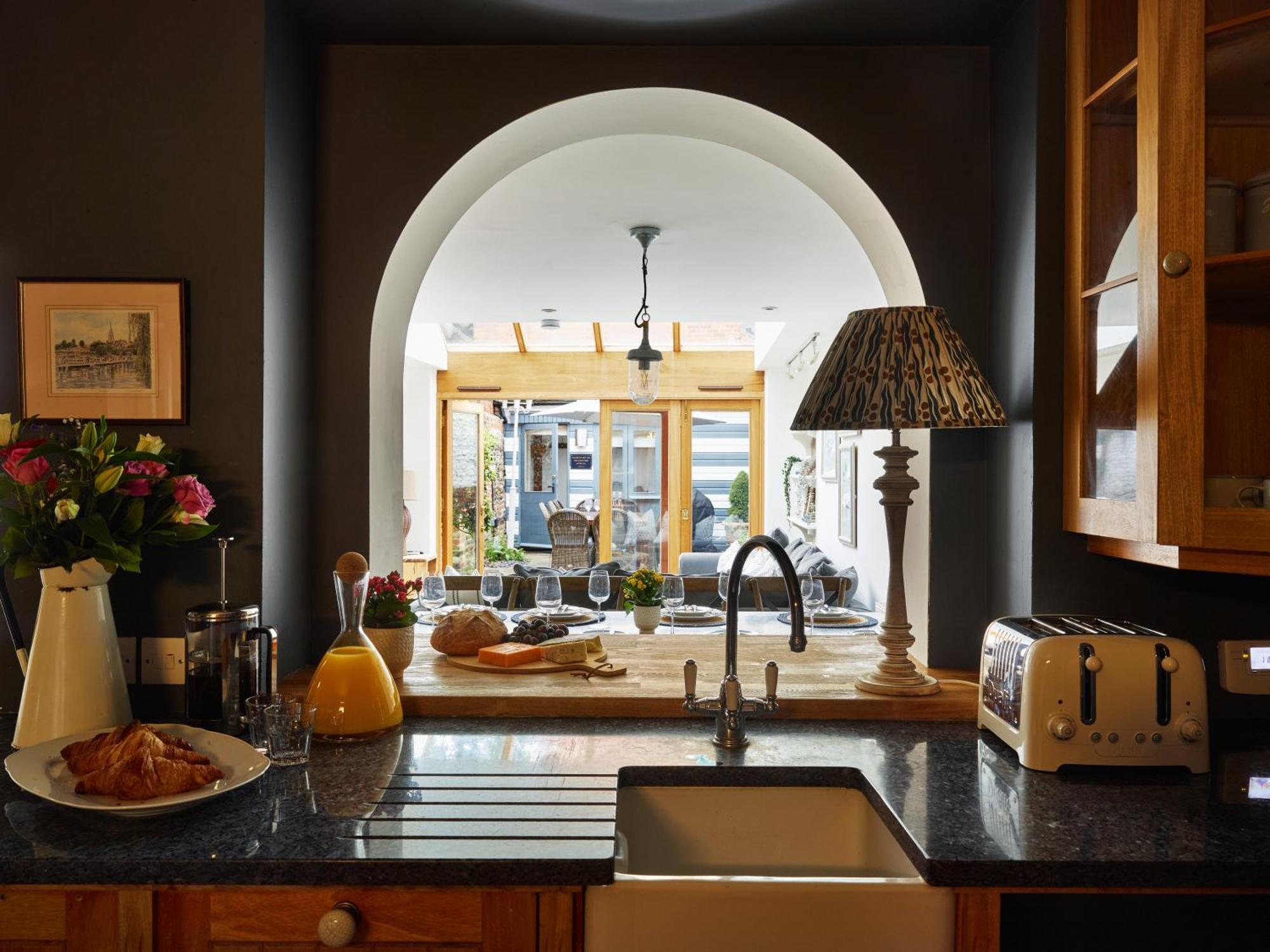 הוילה הנלי און תמז Dolls House - Luxury Townhouse *Sleeps 10* מראה חיצוני תמונה