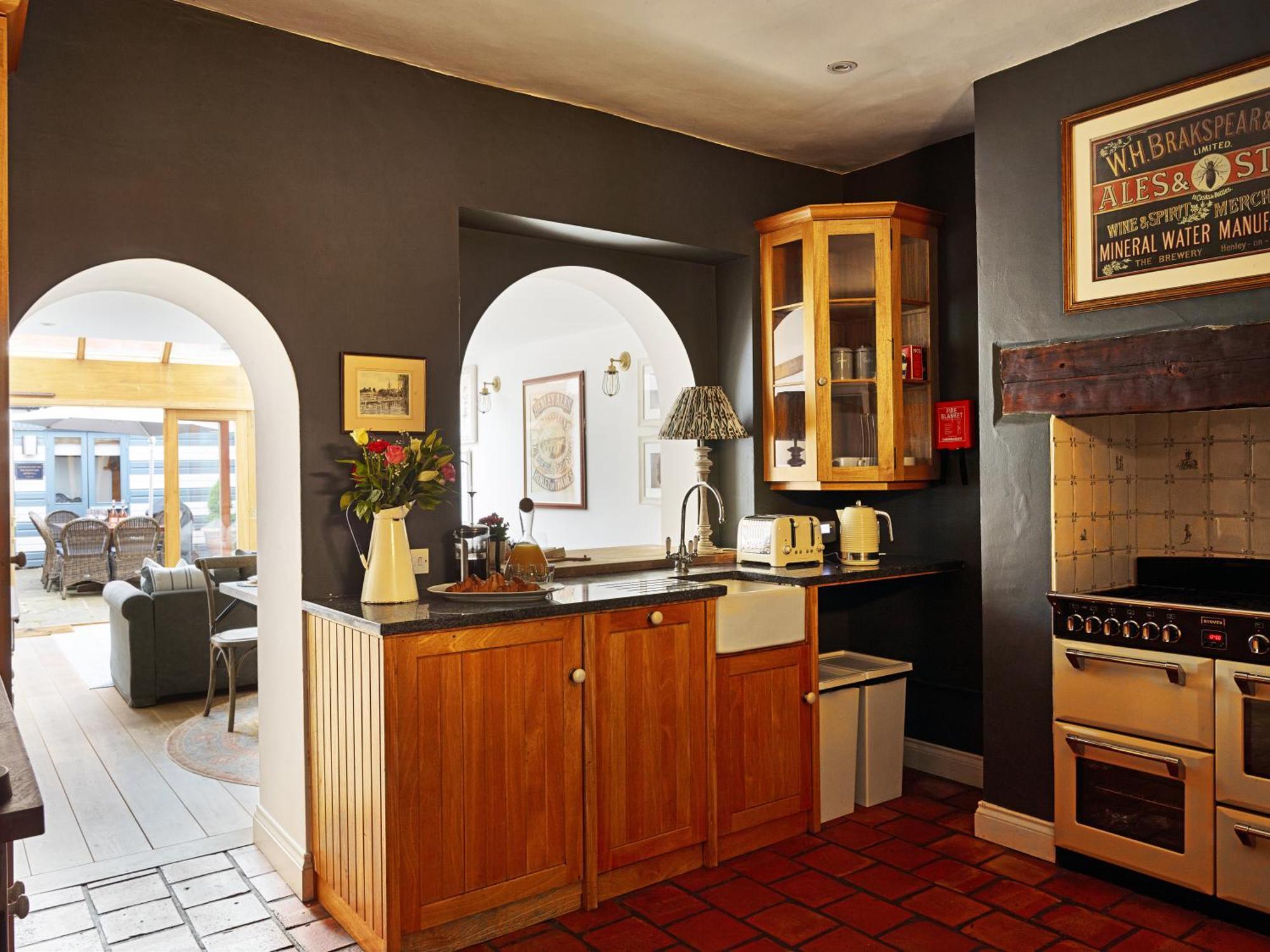 הוילה הנלי און תמז Dolls House - Luxury Townhouse *Sleeps 10* מראה חיצוני תמונה